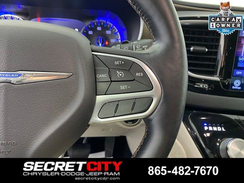 Used 2017 Chrysler Pacifica Touring-L Plus w/ Tire & Wheel Group FWD image 16
