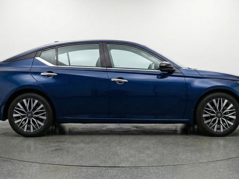 Used 2025 Nissan Altima 2.5 SV image 11