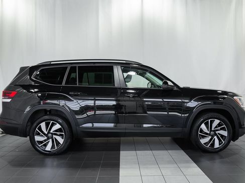 Used 2025 Volkswagen Atlas SE AWD/4WD image 3