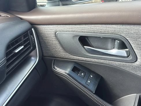 Used 2021 Nissan Rogue SV FWD image 40