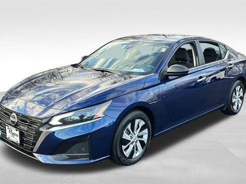 Used 2024 Nissan Altima 2.5 S image 2