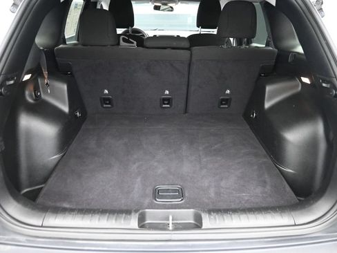 Used 2020 Jeep Cherokee Latitude FWD image 11