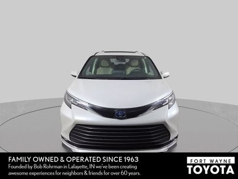 Used 2023 Toyota Sienna XLE AWD/4WD image 3