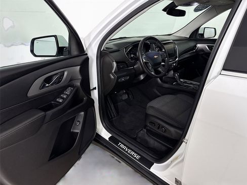 Used 2019 Chevrolet Traverse LT image 3