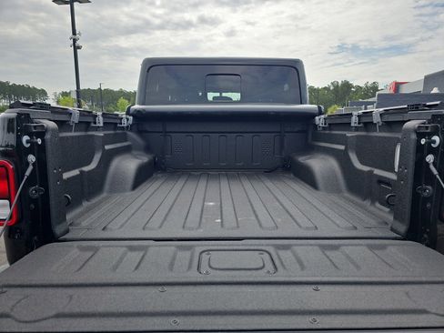 Used 2024 Jeep Gladiator Sport AWD/4WD image 12