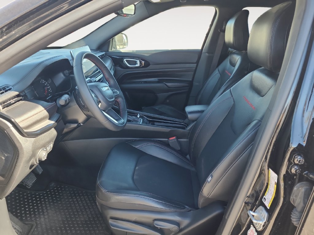 Used 2025 Jeep Compass Trailhawk AWD/4WD image 9