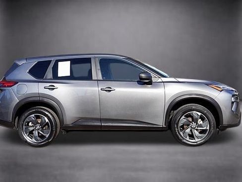 Used 2024 Nissan Rogue SV AWD/4WD image 3