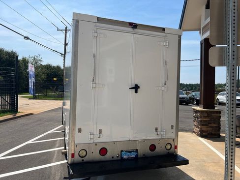 Used 2017 Chevrolet Express 3500 RWD image 5