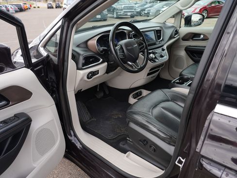 Used 2019 Chrysler Pacifica Touring-L image 13