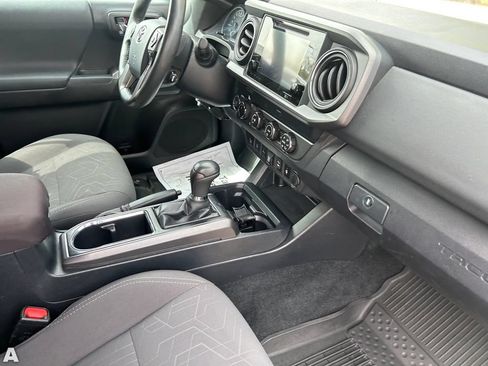 Used 2019 Toyota Tacoma TRD Off-Road w/ Technology Package AWD/4WD image 13
