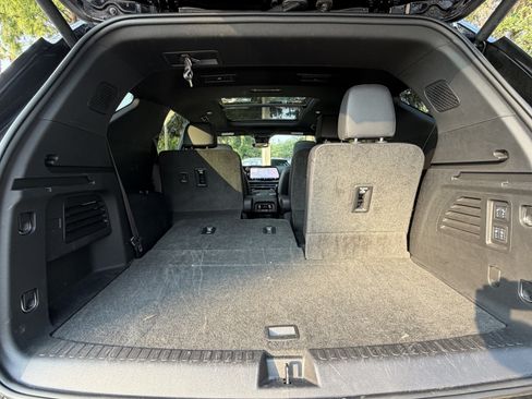 Used 2025 Chevrolet Traverse RS FWD image 50