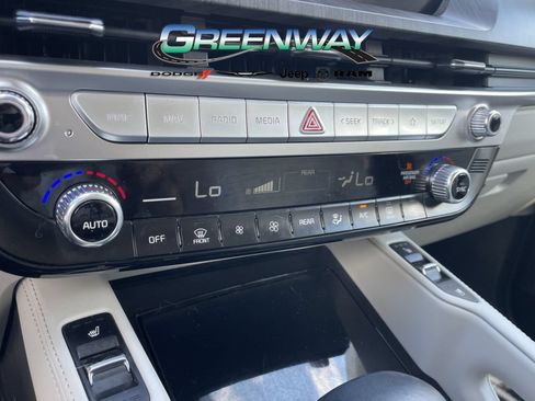 Used 2024 Kia Telluride EX w/ EX Captain's Chair Package FWD image 24
