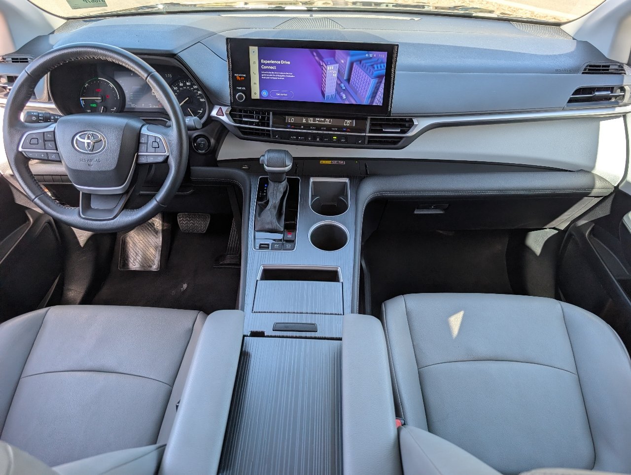 Used 2025 Toyota Sienna XLE FWD image 4