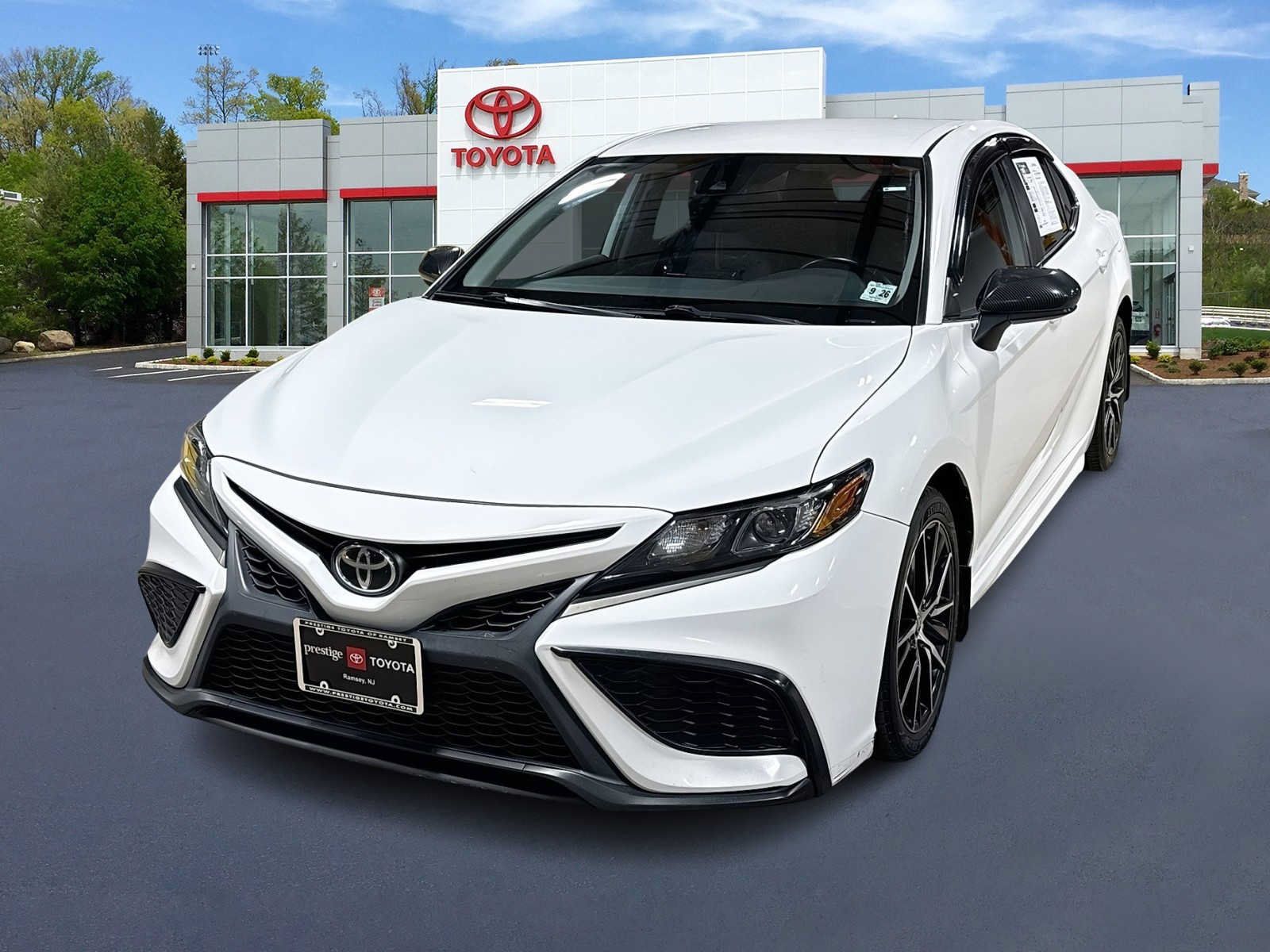 Used 2021 Toyota Camry SE FWD image 1
