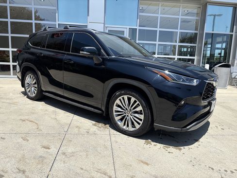 Used 2023 Toyota Highlander Platinum AWD/4WD image 2
