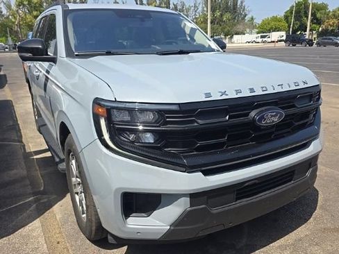 Used 2025 Ford Expedition Active RWD image 2