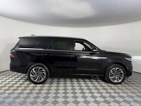 Used 2025 Lincoln Navigator Reserve image 5