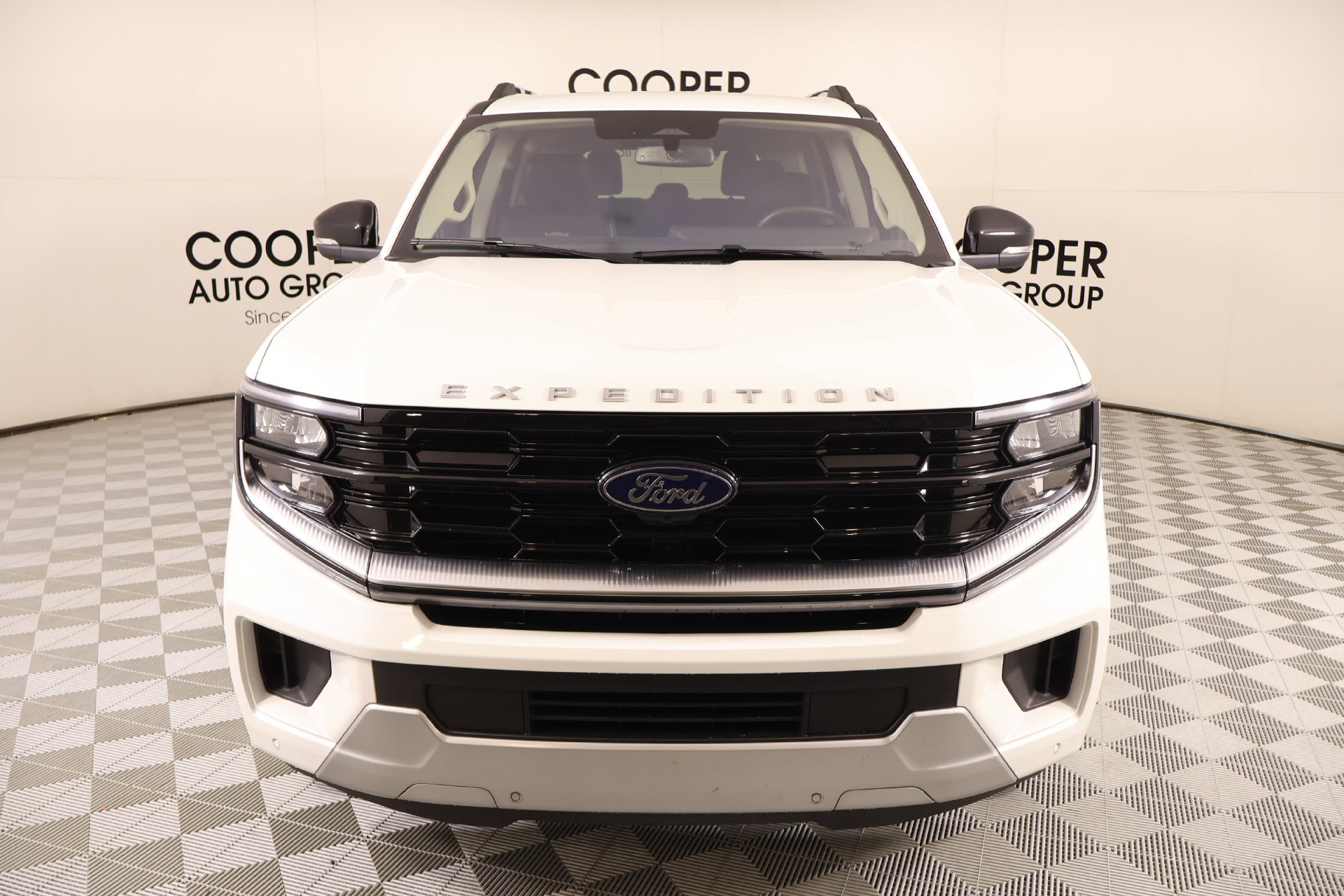 Used 2025 Ford Expedition Platinum w/ Driver's Package AWD/4WD image 9