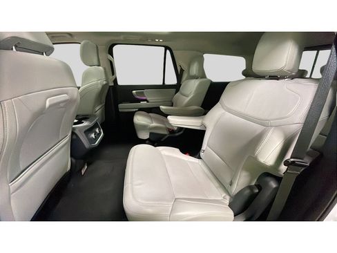 Used 2025 Ford Expedition Platinum AWD/4WD image 16
