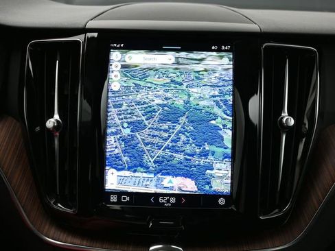 Used 2023 Volvo XC60 B5 Plus image 14