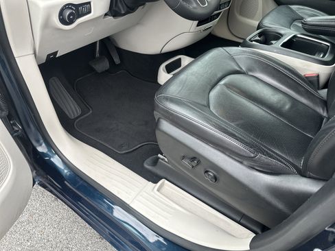 Used 2022 Chrysler Pacifica Touring-L image 13