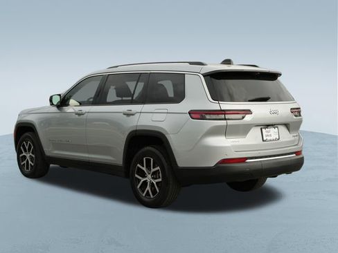Used 2023 Jeep Grand Cherokee L Limited w/ Luxury Tech Group II AWD/4WD image 5
