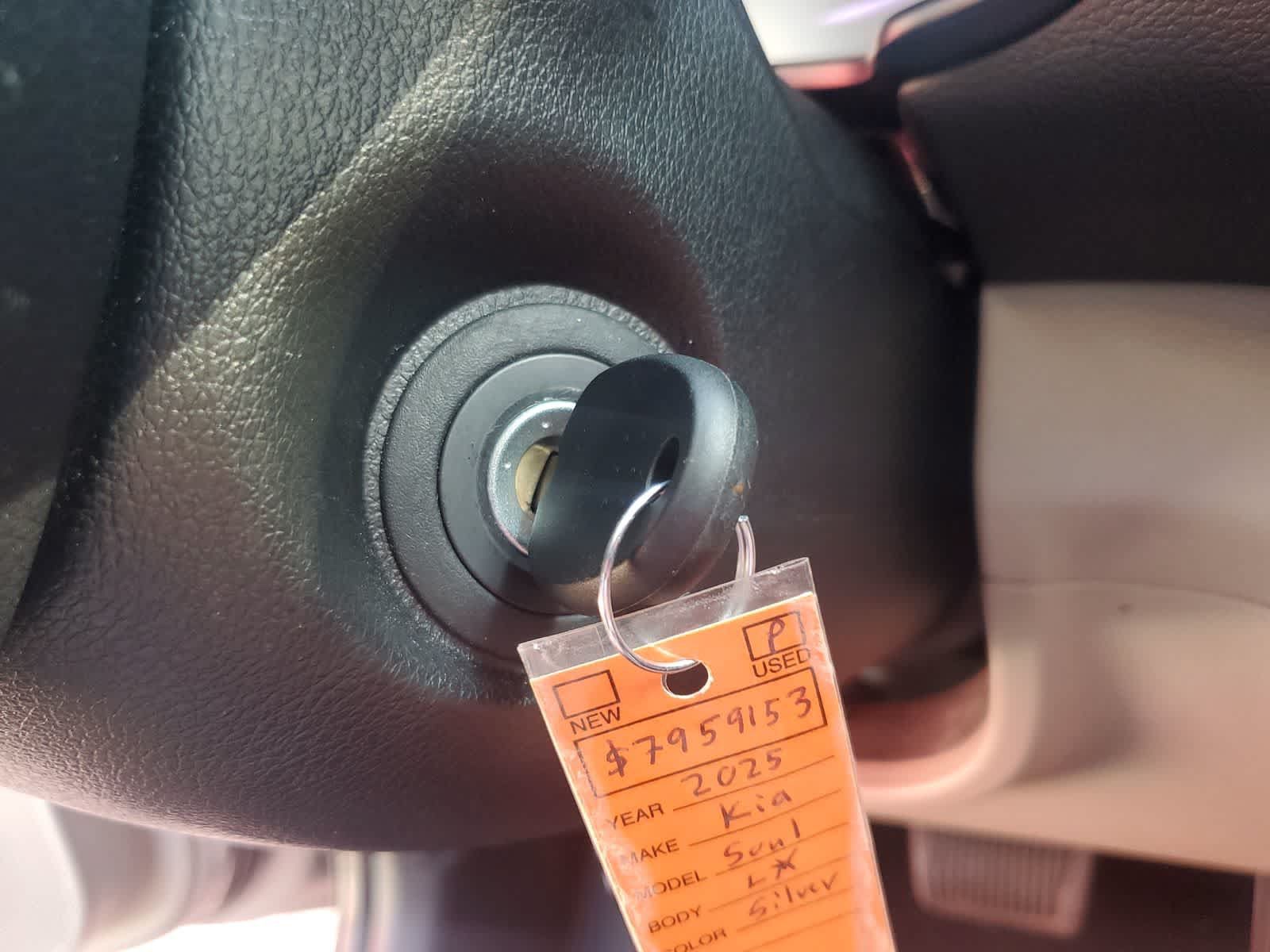 Used 2025 Kia Soul LX w/ LX Technology Package FWD image 21