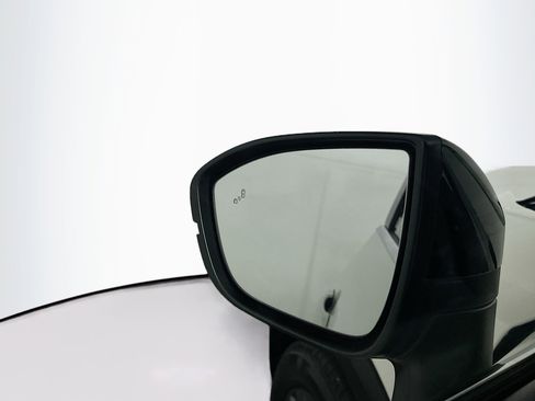 Used 2025 Nissan Pathfinder S image 16