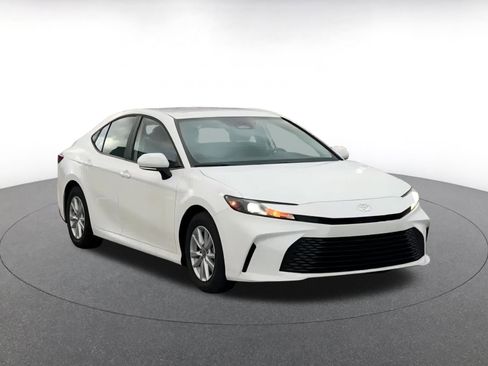 Used 2025 Toyota Camry LE image 3