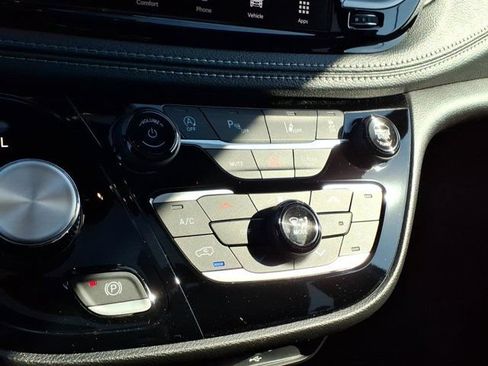 New 2027 Chrysler Pacifica Select AWD/4WD image 9