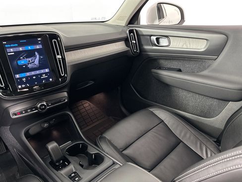 Used 2023 Volvo XC40 B4 Core w/ Convenience Package image 22