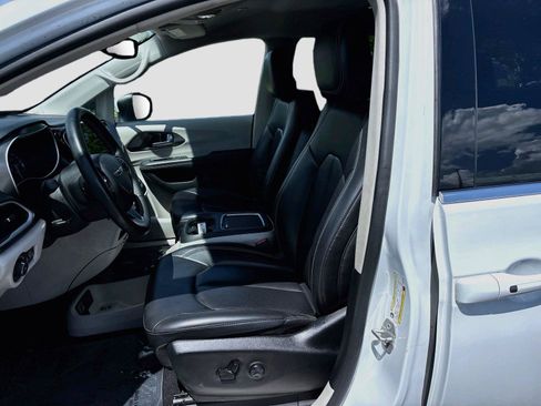 Used 2023 Chrysler Pacifica Touring-L FWD image 20