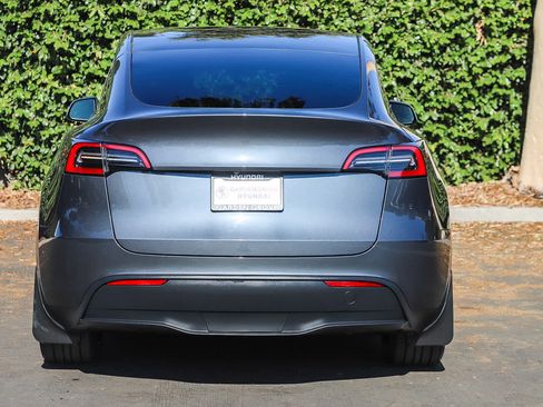 Used 2023 Tesla Model Y Long Range AWD/4WD image 6