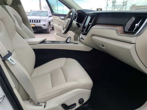 Used 2022 Volvo XC60 B5 Momentum image 19