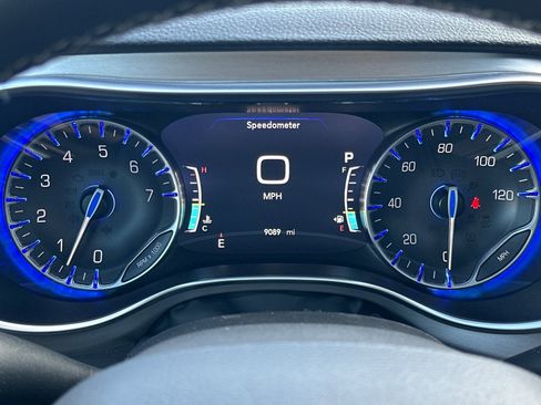 Used 2024 Chrysler Pacifica Limited w/ Uconnect Theater Family Group image 25