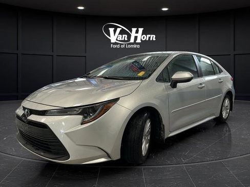 Used 2025 Toyota Corolla LE w/ LE Premium Package FWD image 3