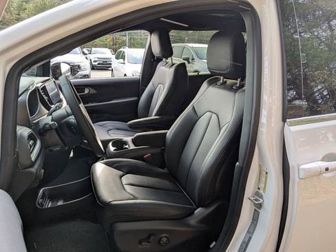 New 2026 Chrysler Pacifica Select FWD image 14