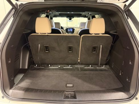 Used 2023 Chevrolet Traverse Premier FWD image 11