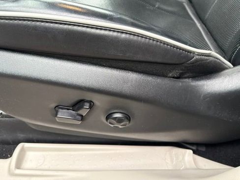 Used 2023 Chrysler Pacifica Limited FWD image 16