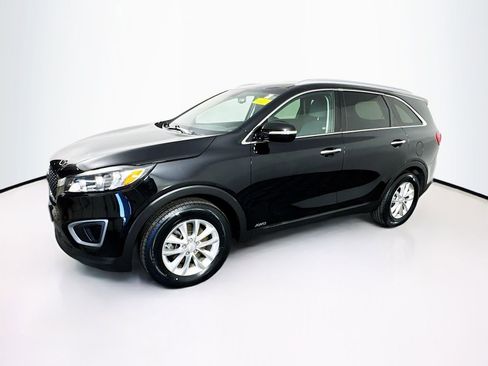Used 2017 Kia Sorento AWD w/ LX Convenience Package image 4