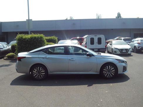 Used 2025 Nissan Altima 2.5 SV FWD image 6