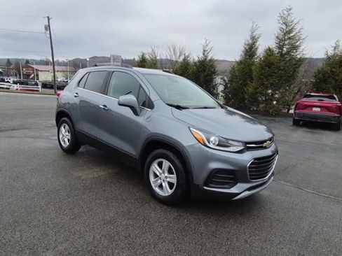 Used 2019 Chevrolet Trax LT w/ LT Convenience Package image 3