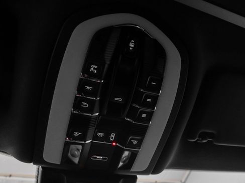 Certified 2025 Porsche Macan image 34