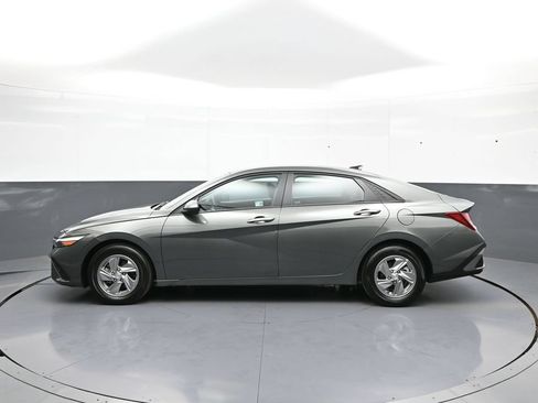 Certified 2025 Hyundai Elantra SE FWD image 9