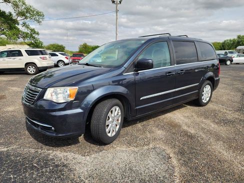 Used 2013 Chrysler Town & Country Touring FWD image 9