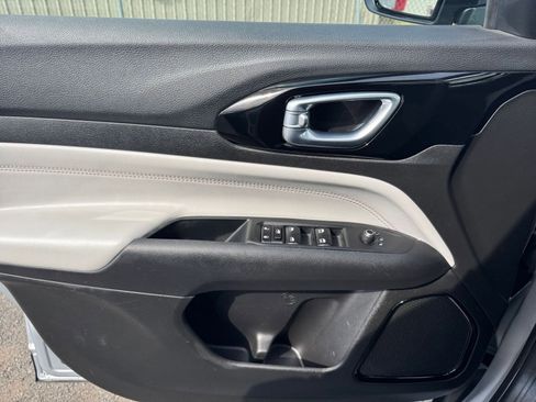 Used 2025 Jeep Compass Limited image 18