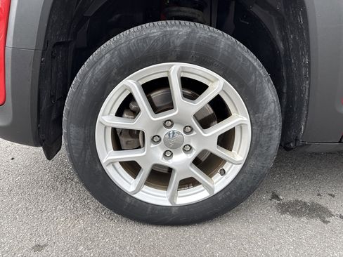 Used 2019 Jeep Renegade Latitude w/ Cold Weather Group AWD/4WD image 11