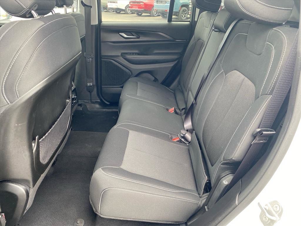 Used 2023 Jeep Grand Cherokee Laredo AWD/4WD image 20