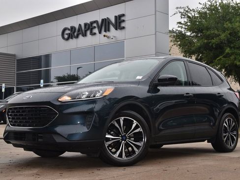 Used 2022 Ford Escape SE w/ SE Sport Appearance Package FWD image 2