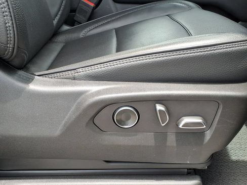 Used 2025 GMC Yukon Denali RWD image 13